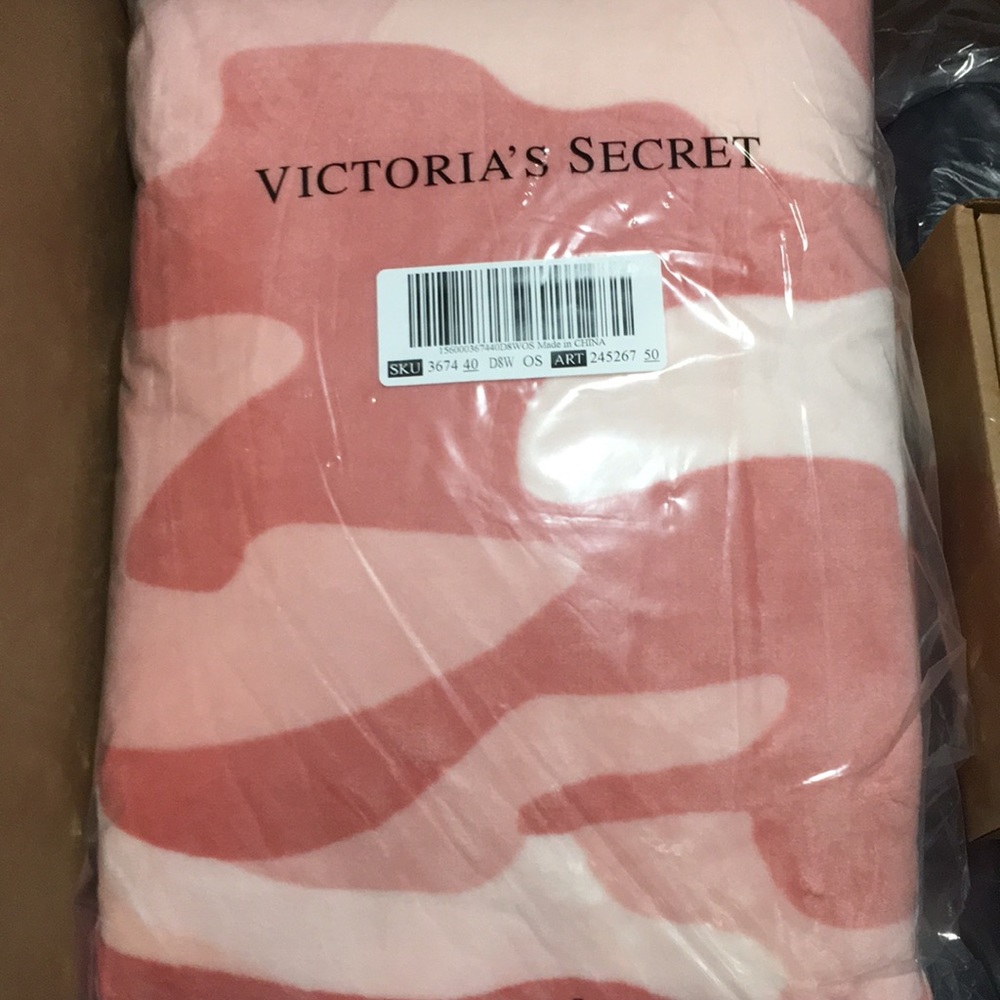 โ๏ธLAST๐VS PINK PINK CAMO LOGO SHERPA BLANKET - Picture 4 of 6